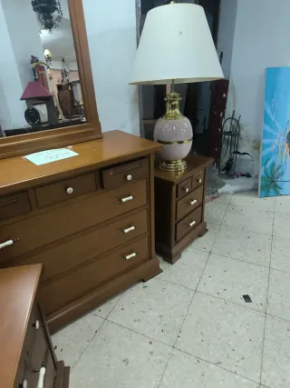 Cómoda, mesitas y espejo de madera
