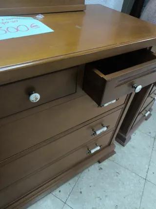 Cómoda, mesitas y espejo de madera