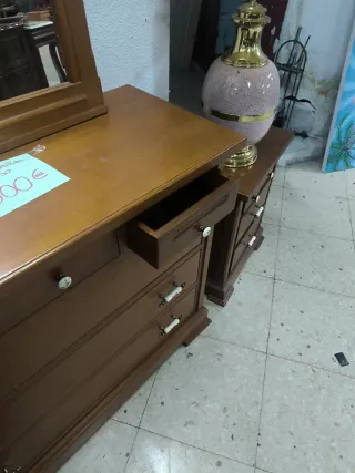 Cómoda, mesitas y espejo de madera