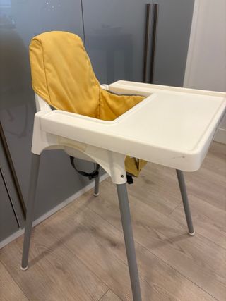 Trona IKEA con cojín amarillo y gris