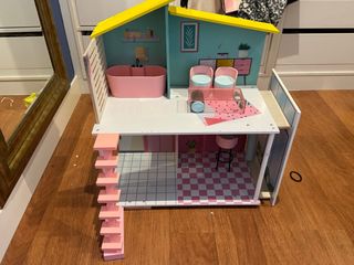 Casa de muñecas de madera