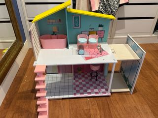 Casa de muñecas de madera