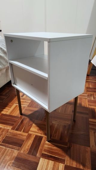 Mesita de noche blanca con detalles dorados