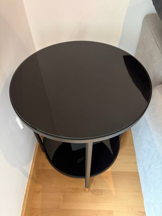 Mesa auxiliar redonda cristal negro y oro