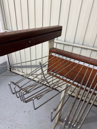 Perchero con ruedas y perchas vintage