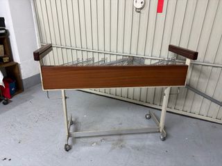 Perchero con ruedas y perchas vintage