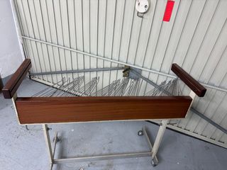 Perchero con ruedas y perchas vintage