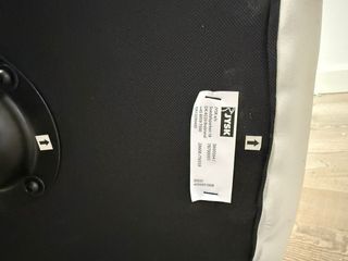 Silla de oficina blanca con ruedas