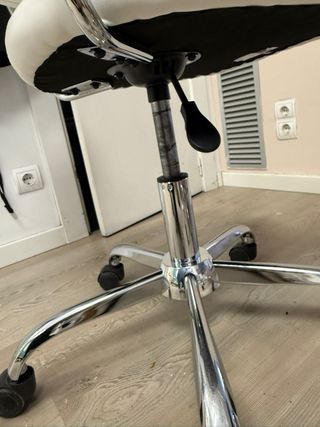 Silla de oficina blanca con ruedas