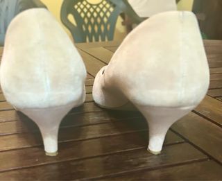 Zapatos beige Cortefiel tacón dorado