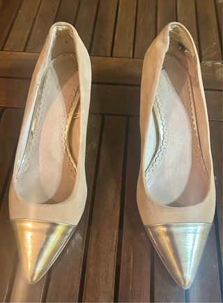 Zapatos beige Cortefiel tacón dorado