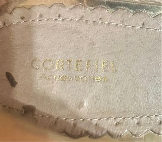 Zapatos beige Cortefiel tacón dorado
