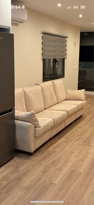 Sofá de tela beige de 4 plazas