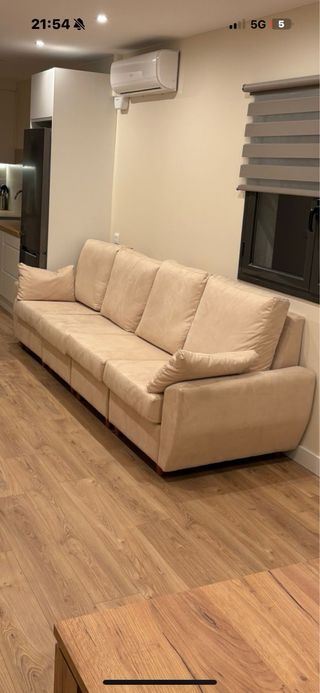 Sofá de tela beige de 4 plazas
