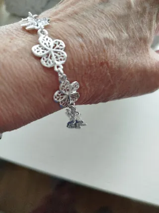 Pulsera de plata con flores