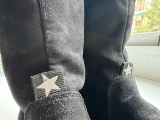 Botas negras con pelo y estrella