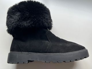 Botas negras con pelo y estrella