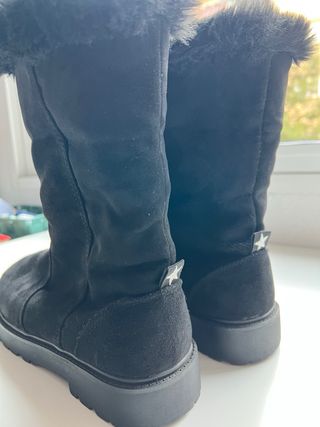 Botas negras con pelo y estrella