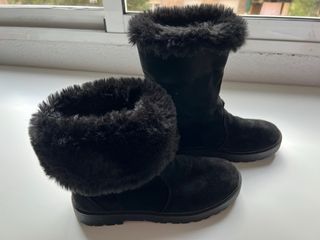 Botas negras con pelo y estrella