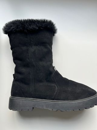 Botas negras con pelo y estrella