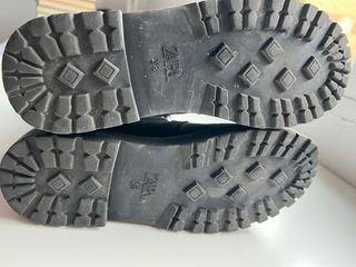 Botas negras con pelo y estrella