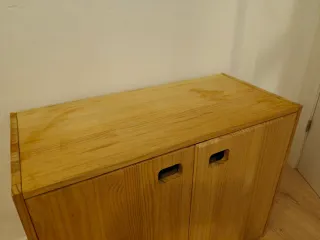 Mueble de madera de pino natural