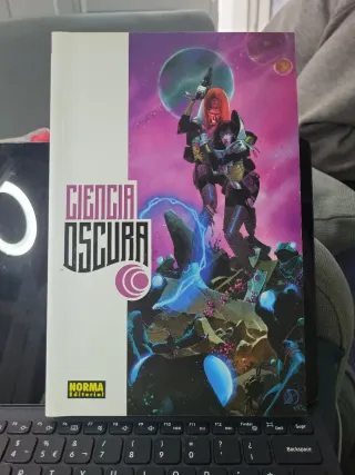 Ciencia oscura 1: Cómo caer eternamente (Spanis...