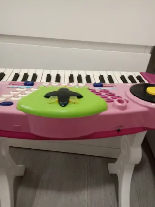 Piano de juguete rosa con micrófono