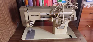 Máquina de coser WERTHEIM inserta en mueble