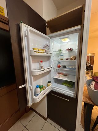 Cucina componibile marrone e rossa