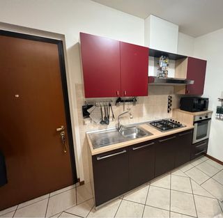 Cucina componibile marrone e rossa