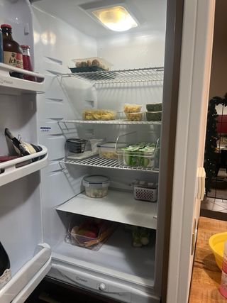 Cucina componibile marrone e rossa