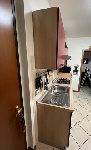 Cucina componibile marrone e rossa