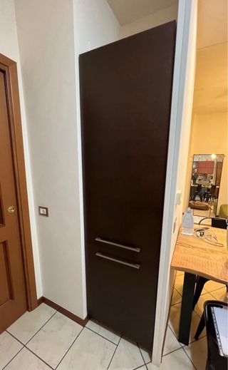 Cucina componibile marrone e rossa