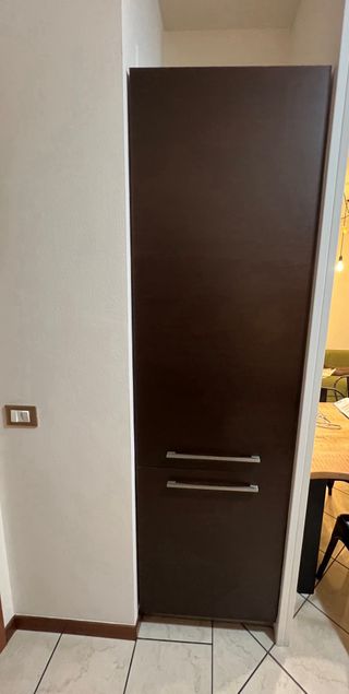 Cucina componibile marrone e rossa