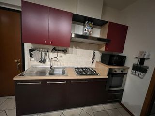 Cucina componibile marrone e rossa