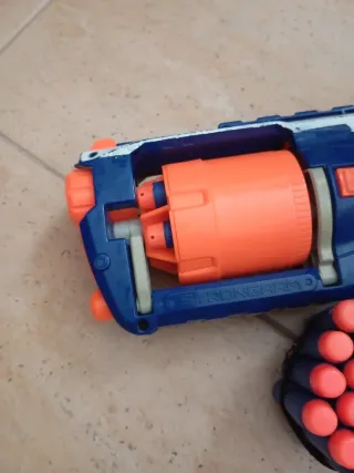 Pistola Nerf con dardos