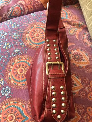 Bolso de mujer rojo con tachuelas