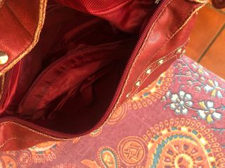Bolso de mujer rojo con tachuelas