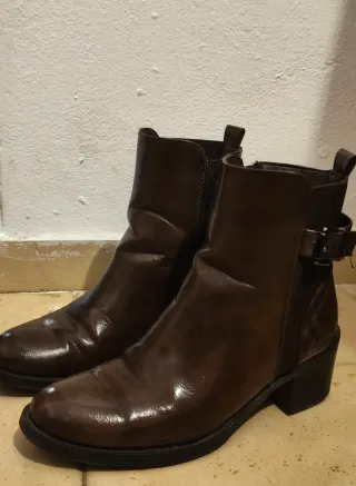 Botines piel tacón hebilla marrones