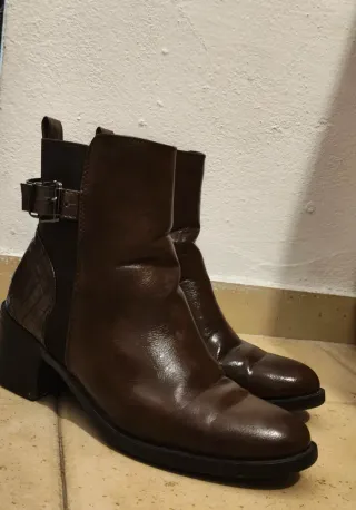 Botines piel tacón hebilla marrones