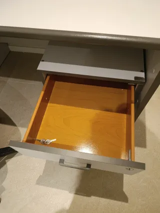 Escritorio con cajonera y silla de estudio