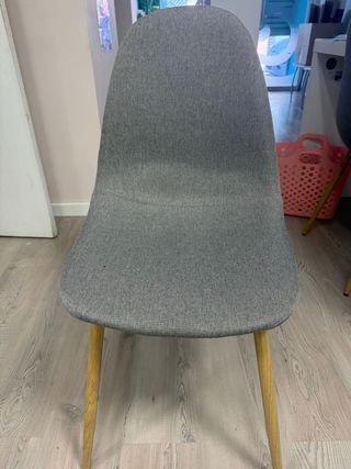Silla de comedor gris con patas de madera
