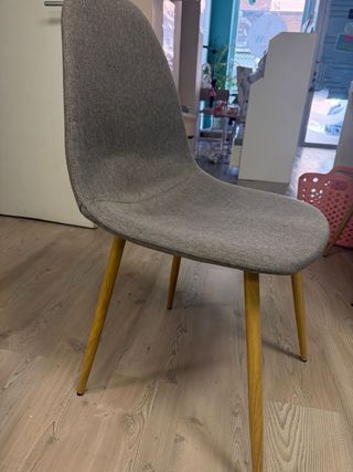 Silla de comedor gris con patas de madera