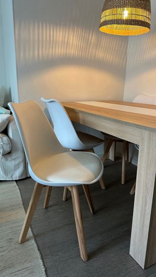 Mesa de comedor y 4 sillas