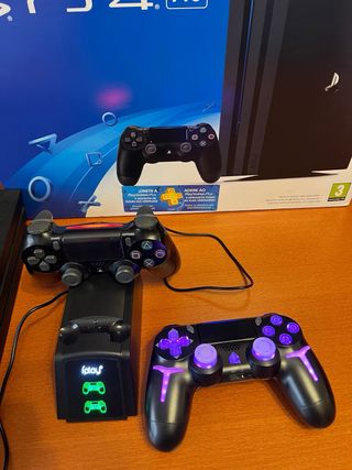 PS4 Pro 1TB + 2 controller