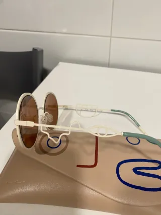 Gafas de sol redondas marrones y blancas