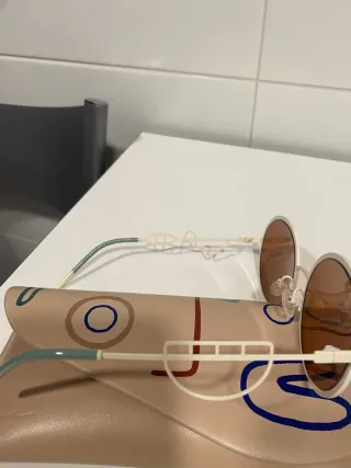 Gafas de sol redondas marrones y blancas