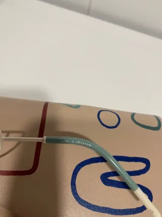 Gafas de sol redondas marrones y blancas