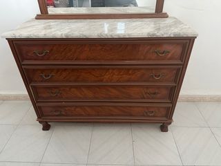Cómoda de madera con tapa de mármol